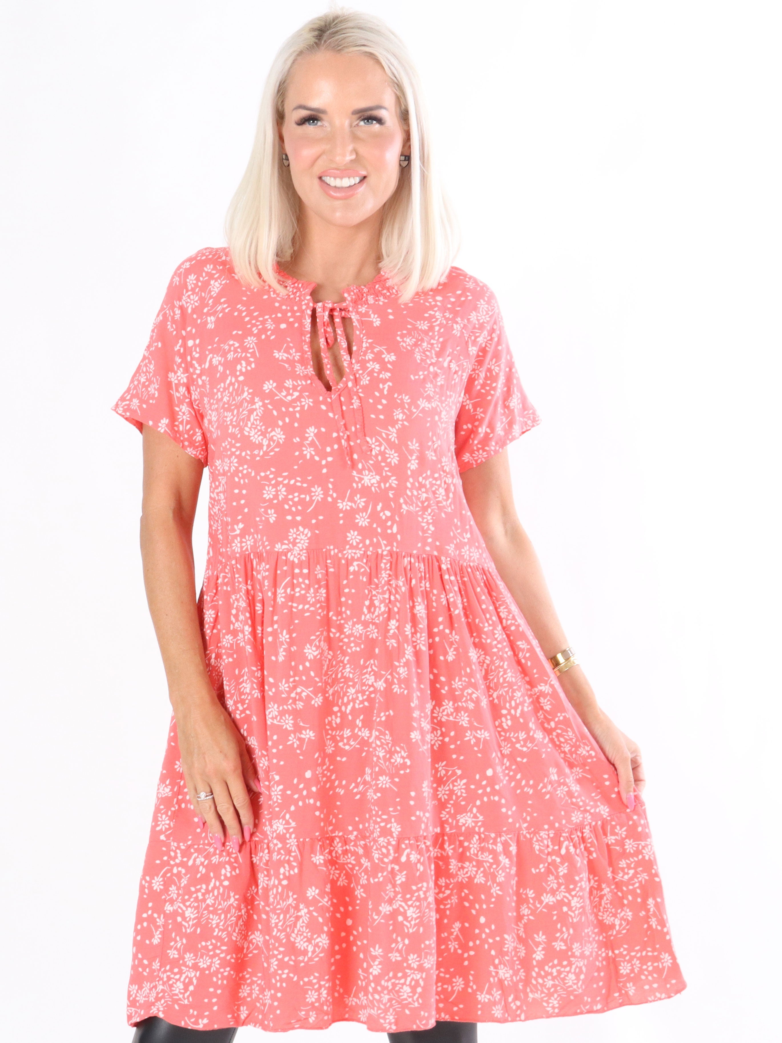 Pil - Klänning med elastisk halsringning och knytband